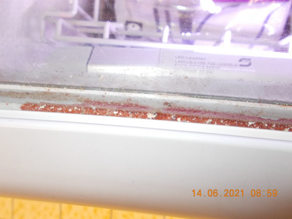 znečistené mraziace boxy na predajnej ploche, v ktorých boli ponúkané na predaj mrazené polotovary - knedličky.