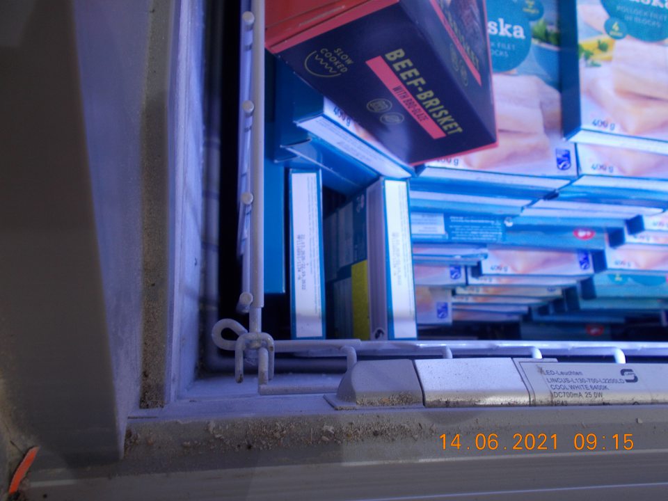 Znečistené mraziace boxy na predajnej ploche, v ktorých boli ponúkané na predaj  hlbokomrazené rybacie výrobky.