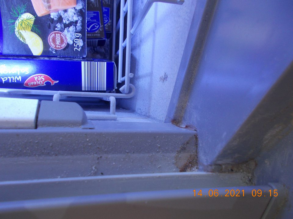 Znečistené mraziace boxy na predajnej ploche, v ktorých boli ponúkané na predaj  hlbokomrazené rybacie výrobky.