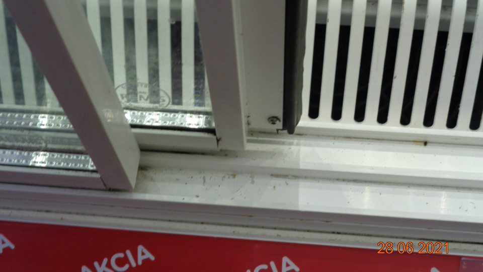 Vodiace lišty v chladiacich regáloch boli znečistené špinou a prachom.