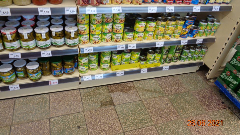 Na prejnej ploche znečistené podlahy