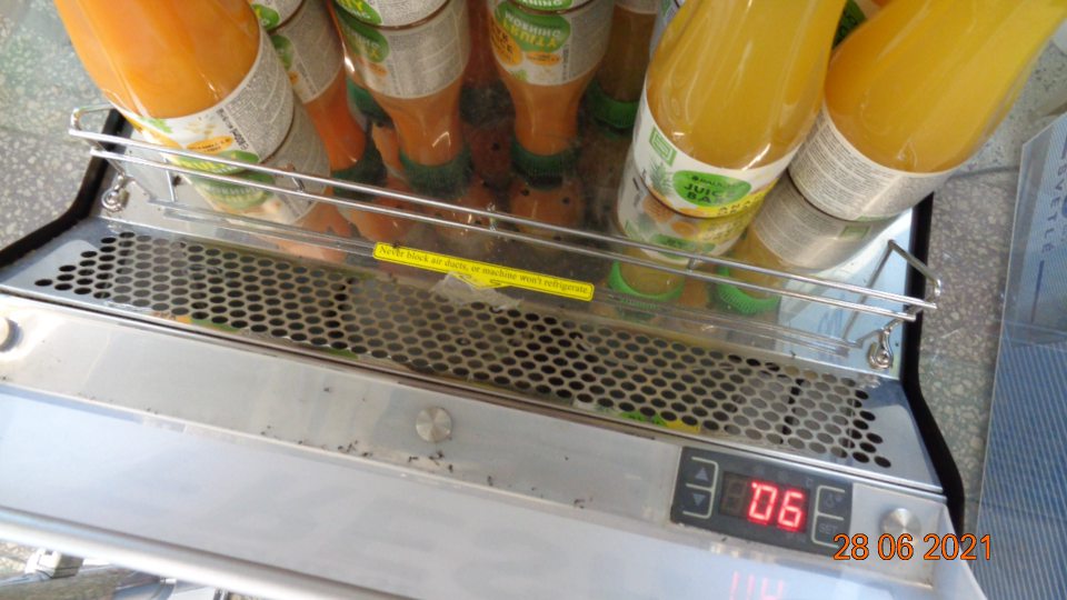 Znečistené regále.