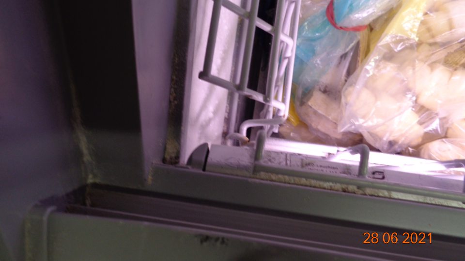 Na prejnej ploche znečistené podlahy,zvyšky kartónov,igelitov