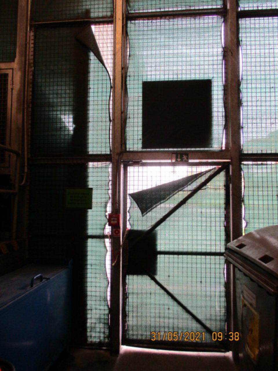 V sklade na tovar nevhodný na ľudskú potrebu bola poškodená ochranná sieť proti vniknutiu škodcov a vtáctva.