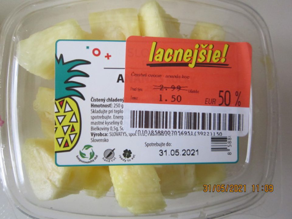 	Výrobok Ananás krájaný 250g, prelepené povinné údaje originálneho balenia vlastnou etiketou kontrolovaného subjektu.