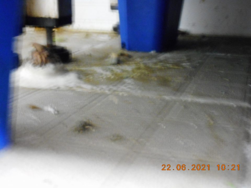 Znečistená podlaha v chladnom sklade.