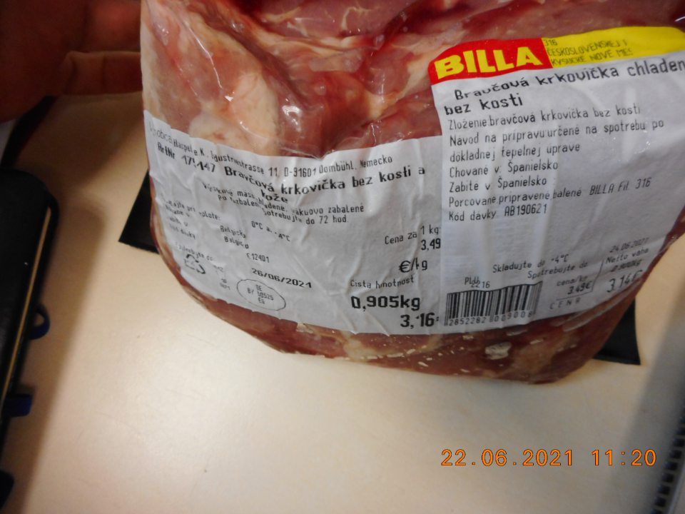 Dve etikety na balení s rôznymi údajmi