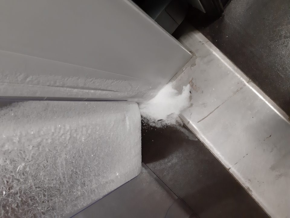 V mraziacom boxe námraza v okolí dverí, na podlahe a na silikónových lamelách.