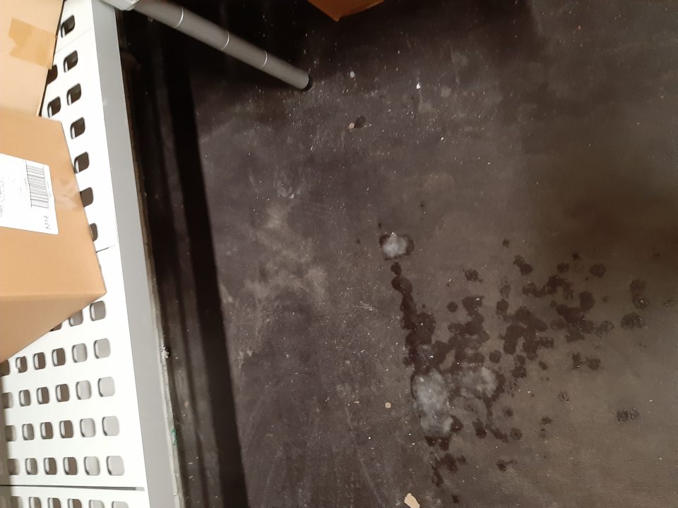 V mraziacom sklade opadané úlomky zo zmrazeného kondenzátu na podlahe pod mraziacou jednotkou.