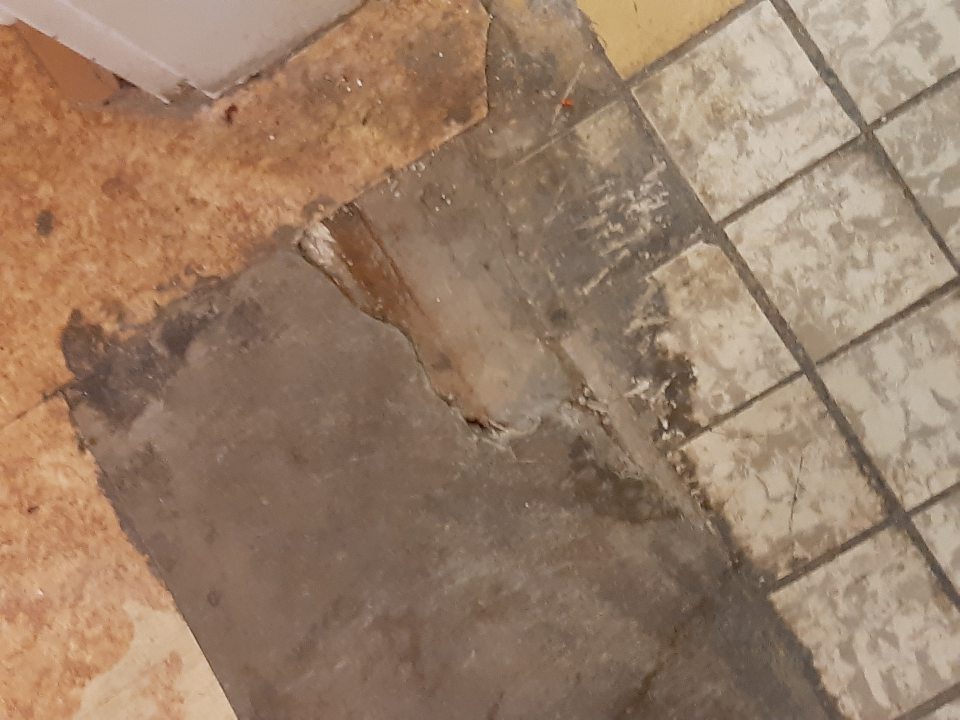 V manipulačnej chodbe poškodená celistvosť podlahy.
