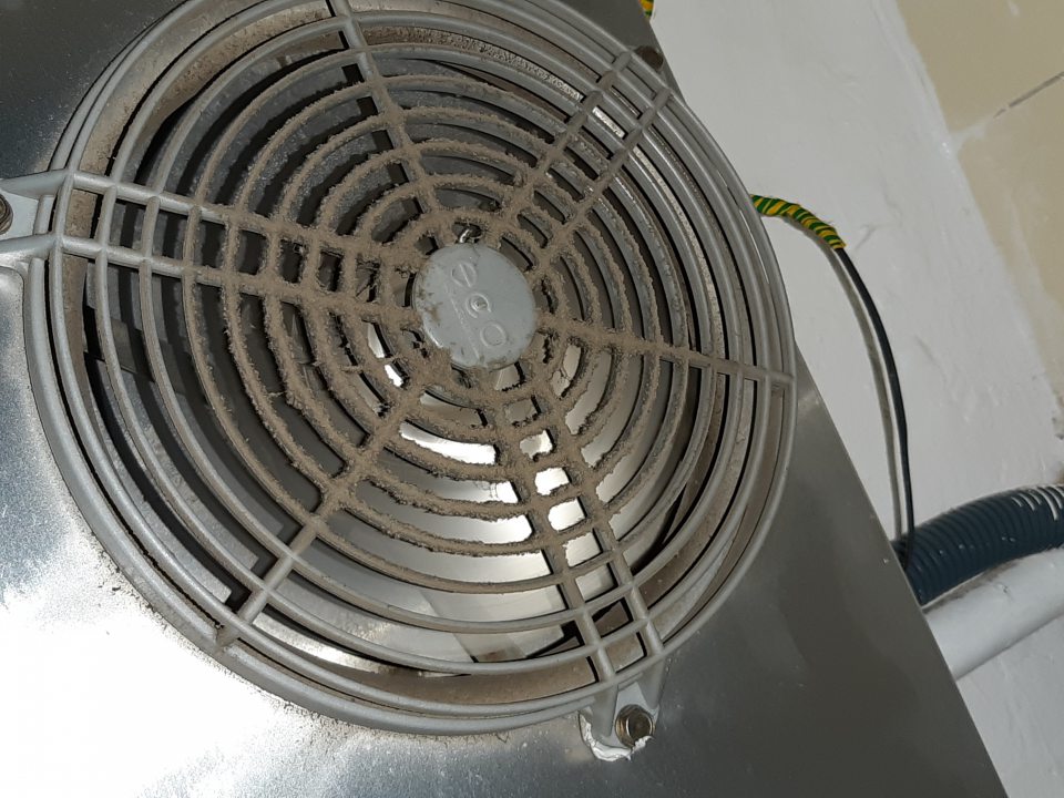 V chladiacom boxe v sklade na ventilátoroch chladiacej jednotky značné znečistenie nánosmi prachu.