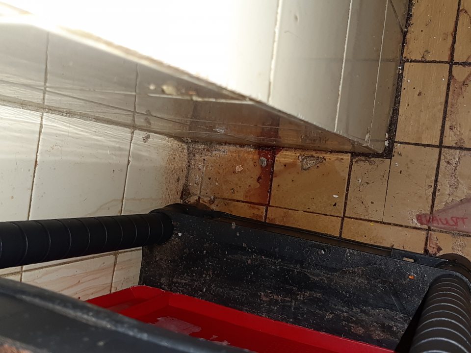 V chladiacom boxe v sklade znečistenie podlahy.