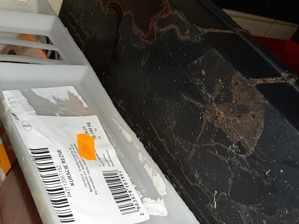 V chladiacom boxe v sklade znečistený regál.