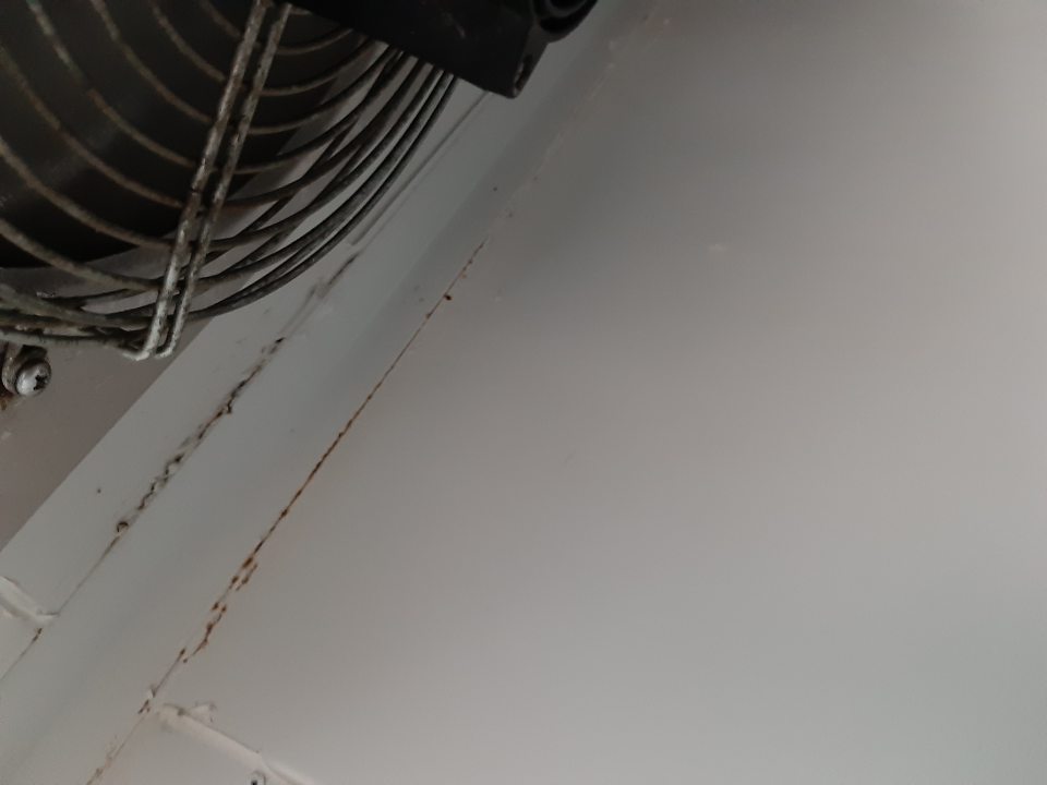V chladiacom boxe v sklade znečistený ventilátor, lišta v hornej časti znečistená s výskytom plesne.