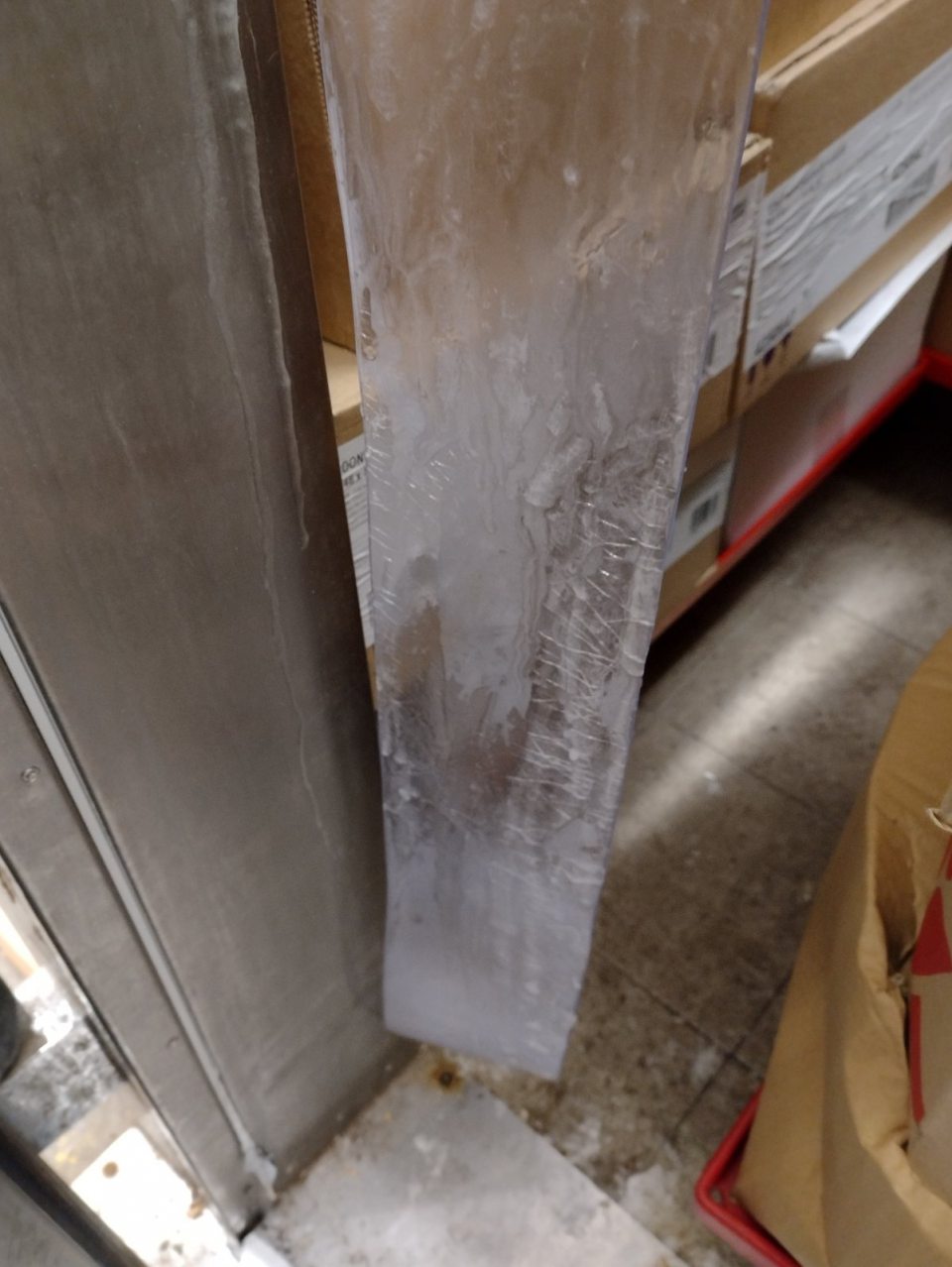 V mraziacom boxe námraza pri vstupe na plastových závesoch.