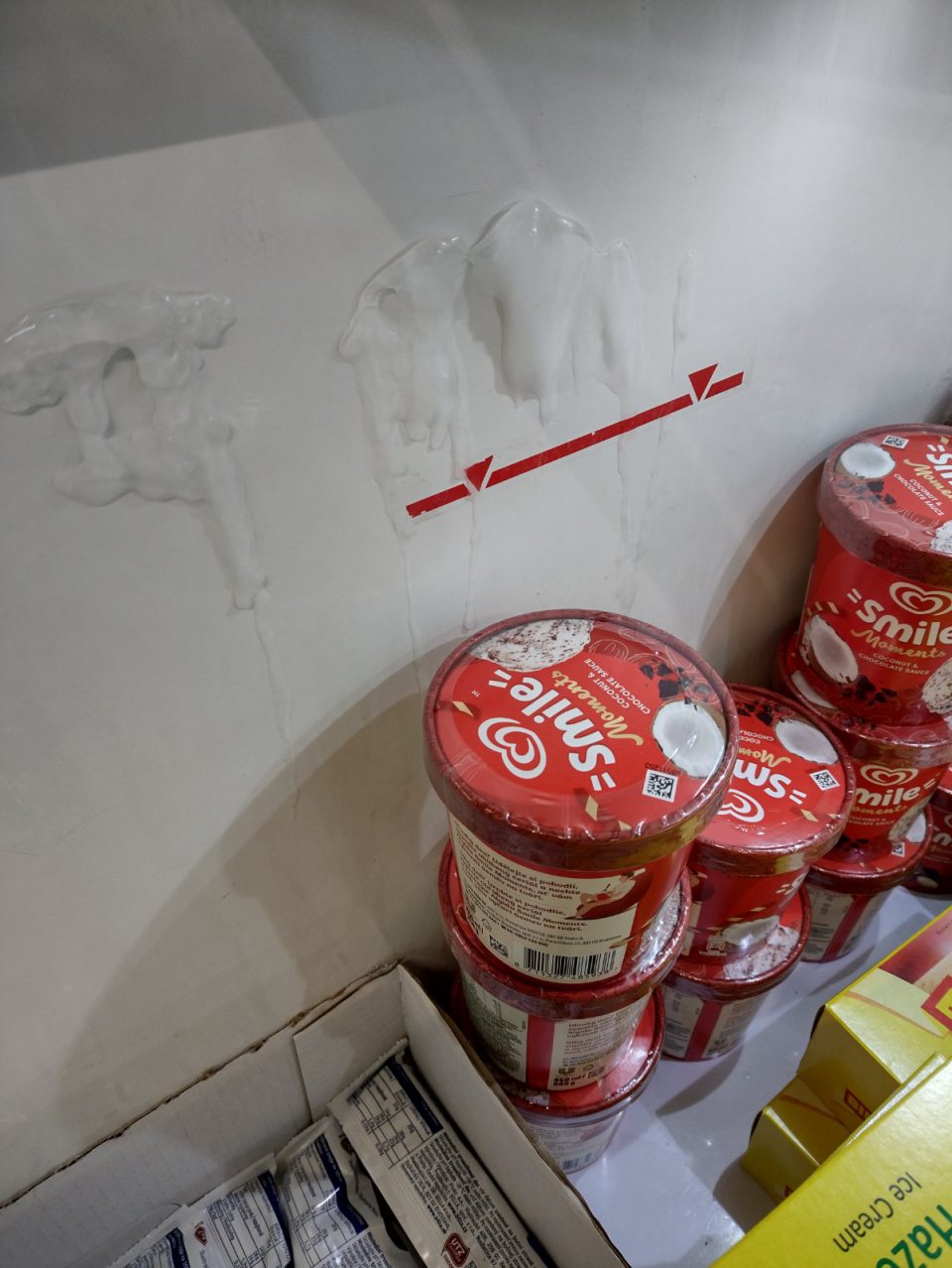 V mraziacej vitríne námraza bočnej steny úložnej vane.