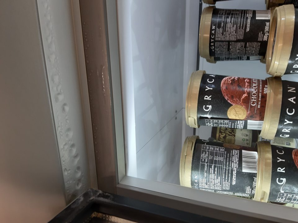V mraziacej vitríne stekajúci kondenzát.