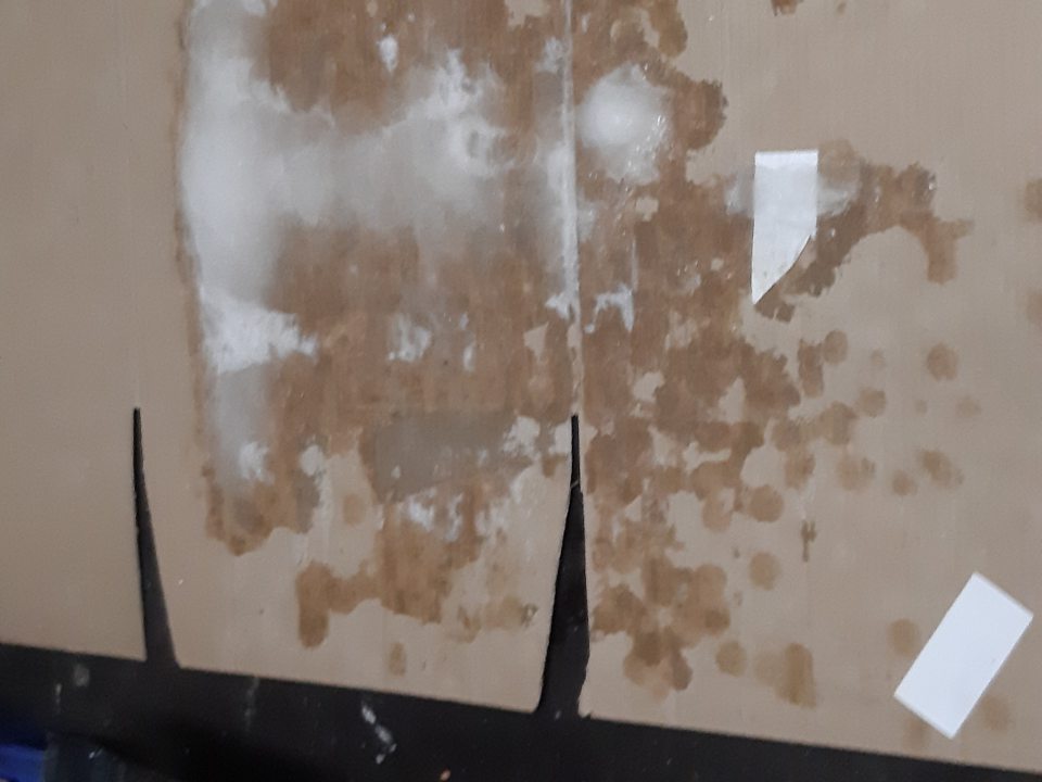 V mraziacom boxe v skladových priestoroch opadané úlomky zo zmrazeného kondenzátu na podlahe pod mraziacou jednotkou.