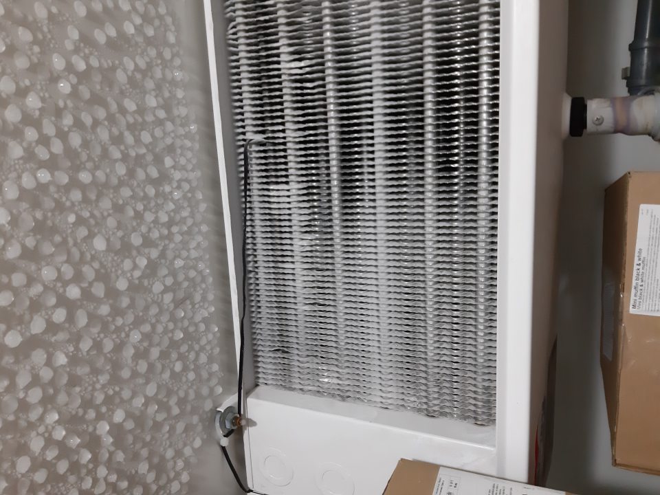 V mraziacom boxe s mrazenými pekárenskými výrobkami určenými na dopekanie v skladových priestoroch námraza na mraziacej jednotke a namrazený kondenzát na strope.