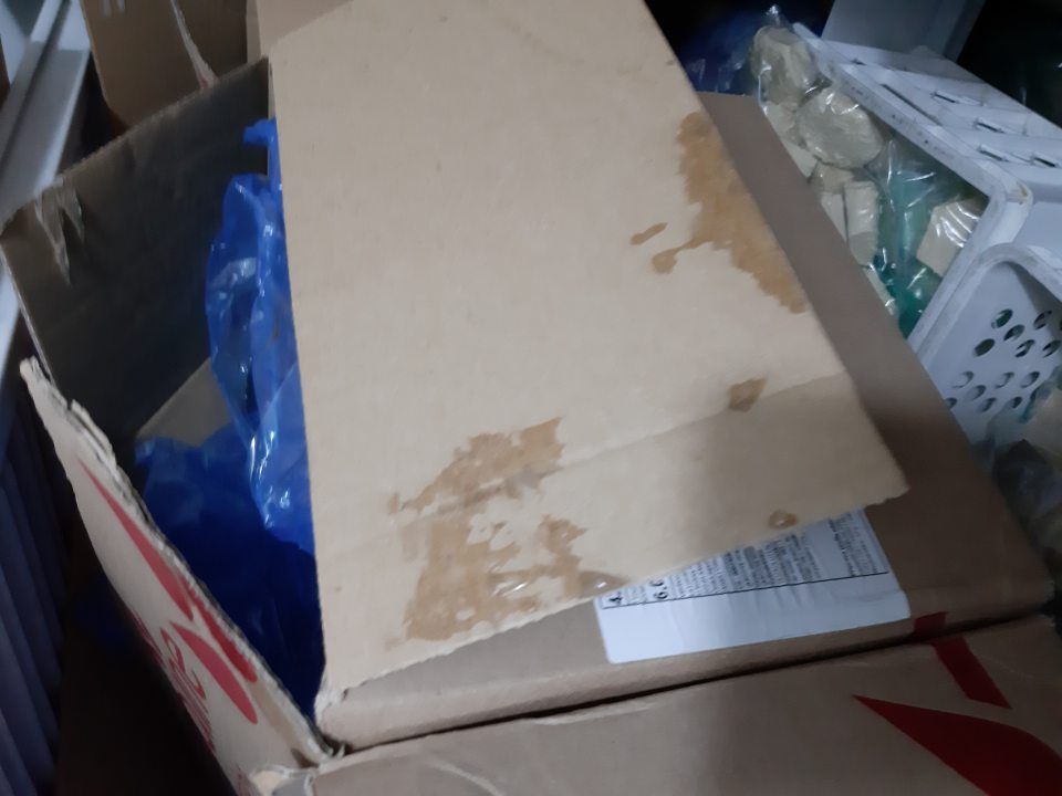 V mraziacom boxe kvapkajúci kondenzát na otvorené kartóny s mrazenými pekárenskými výrobkami určenými na dopekanie.