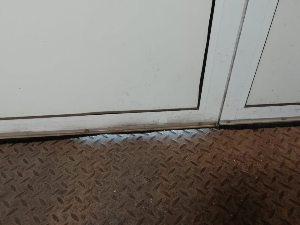 Priesvit v spodnej časti dverí vstupu do príjmu.