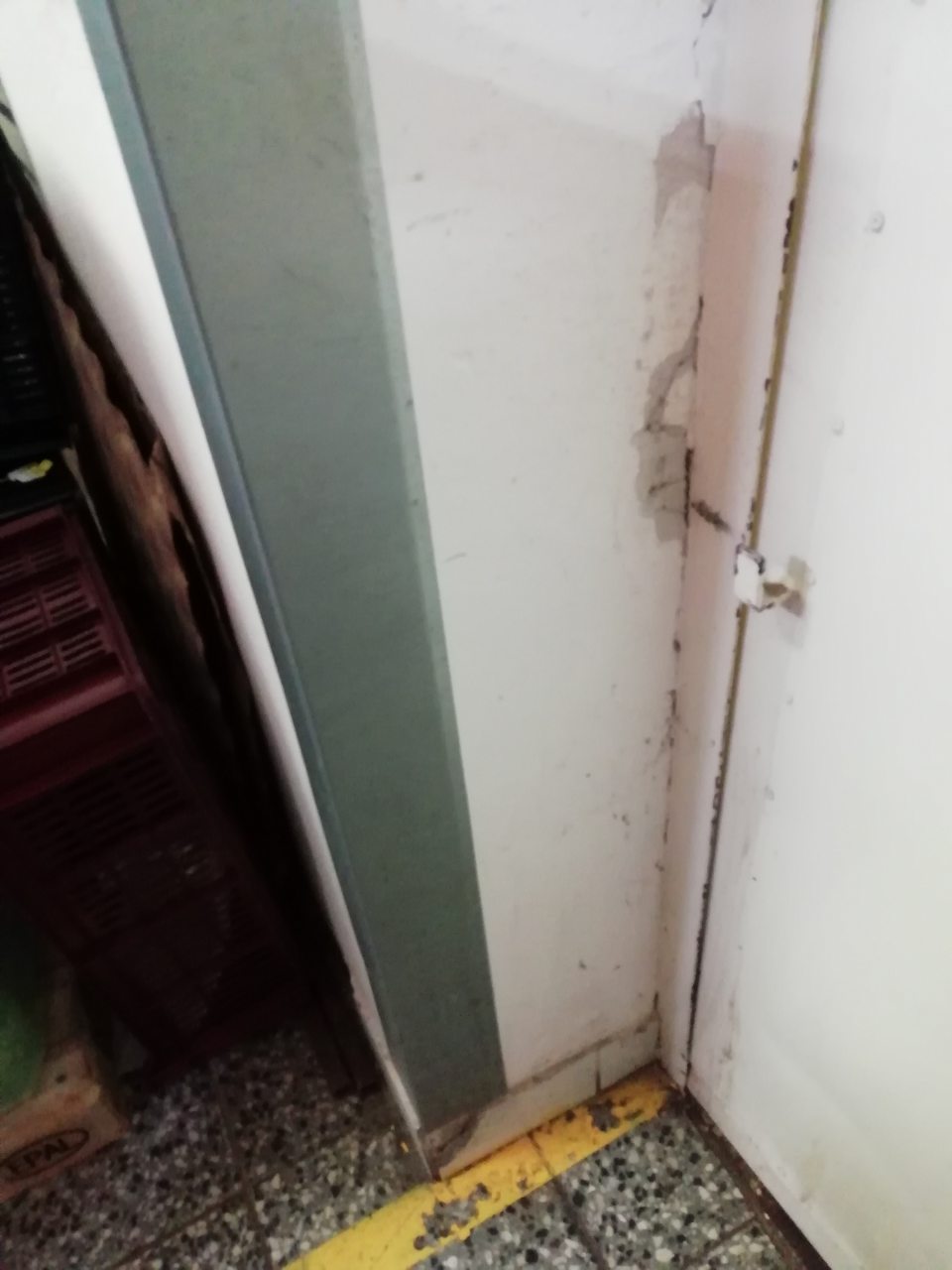 Omietka a keramický obklad pri dverách do skladu poškodené.