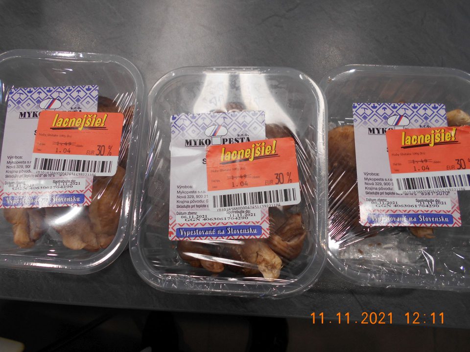 Zistené prekrytie povinných údajov o názve, výrobcovi a hmotnosti výrobku dolepkou o zľave.