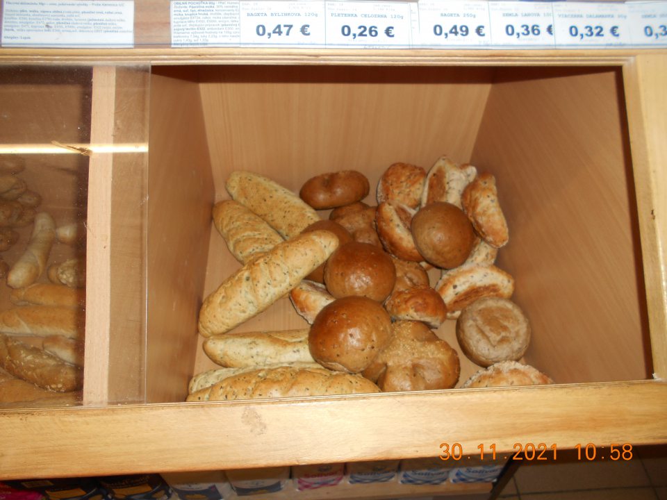  Nebalené pekárske výrobky boli v čase kontroly uložené v technologických zariadeniach, na ktorých chýbali kryty.