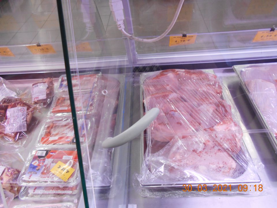 Zistená poškodená rukoväť na posuvných dvierkach chladiarenskej vitríny s uchovávaným čerstvým mäsom.