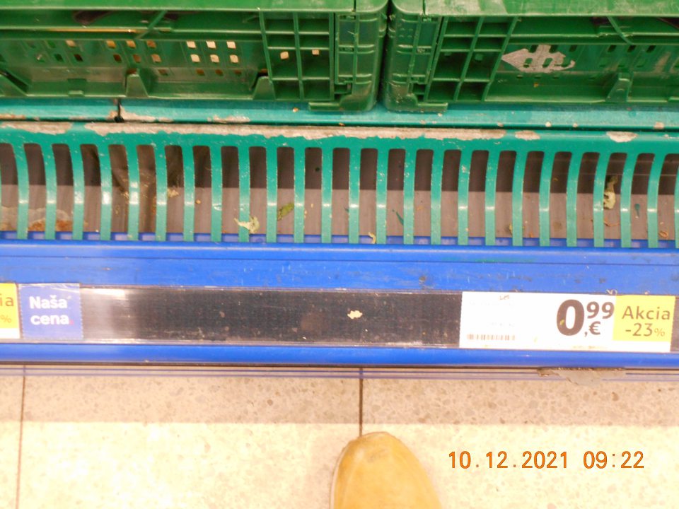 Zistený znečistený priestor pod mriežkou v chladiarenskej vitríne s uchovávanou chladenou zeleninou a ovocím a opotrebovaný náter úložnej plochy s uchovávanou chladenou zeleninou a ovocím.