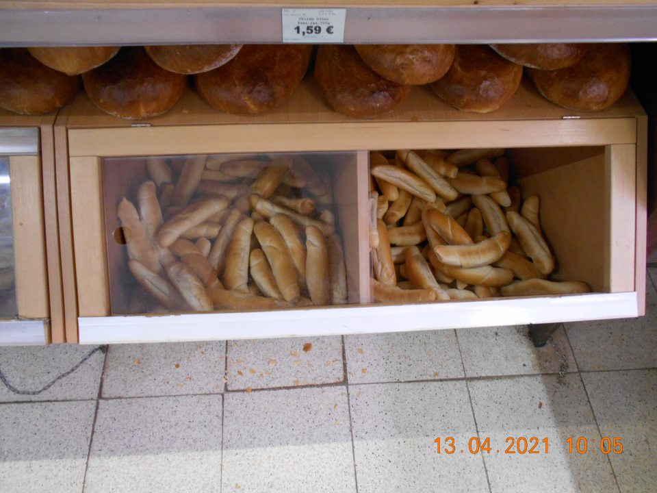 Chýbajúci kryt na zásobníku s nebalenými pekárskymi výrobkami - rožky.