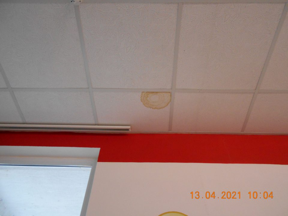 Zistená zatečená stropná kazeta pri vstupe do predajne.