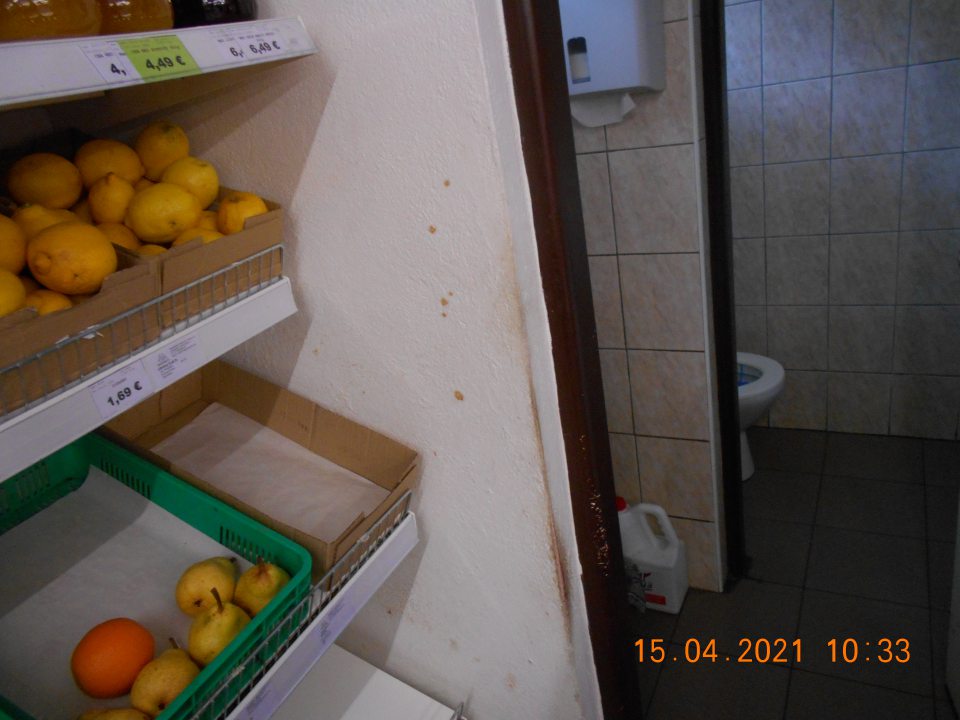  Zistená znečistená stena na predajnej ploche pri vstupe do sociálneho zariadenia. 