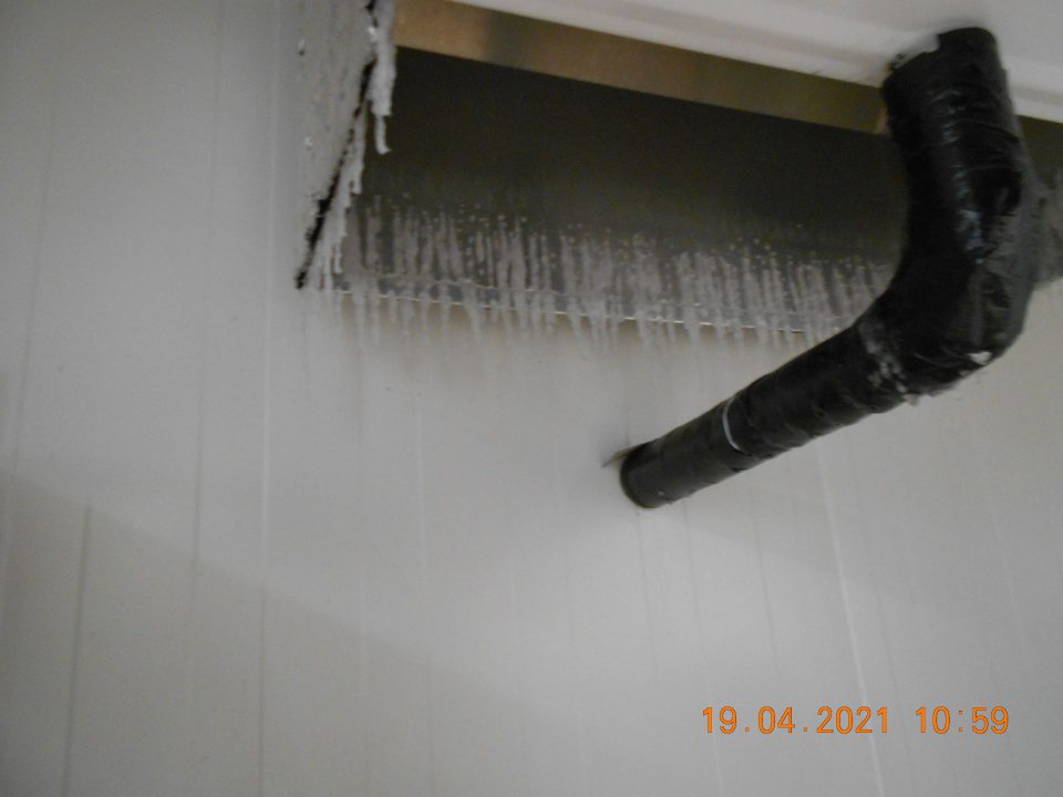 Námraza na klimatizačnej jednotke v mraziacom boxe so skladovanými pekárskymi polotovarmi, určenými na dopekanie.