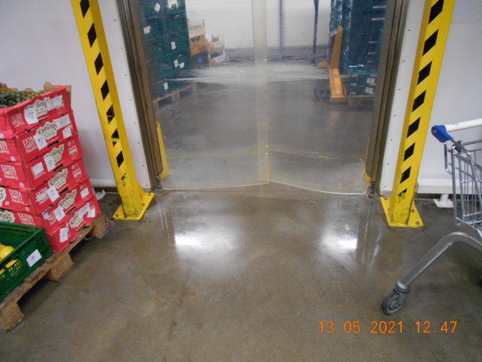 Poškodené kovové zábrany - opotrebované, vyblednuté na viacerých miestach v skladovacích priestrocoh - vstup na rampu, sklad so zeleninou, chodba pri chladiarenských a mraziarenských boxoch.