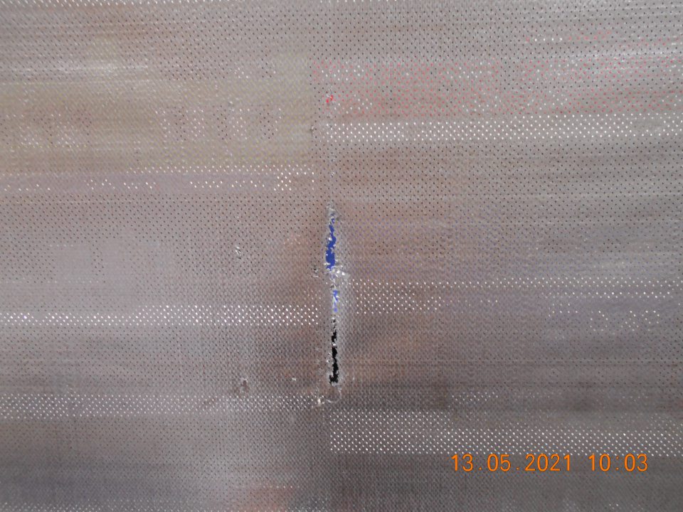 Poškodené sťahovacie rolety na chladiarenských vitrínach s uchovávanými mliečnymi výrobkami. 