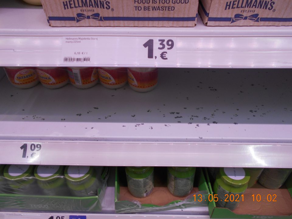 Olupujúci sa náter kovovej police v chladiarenskej vitríne s uchovávanými tatárskymi omáčkami. 