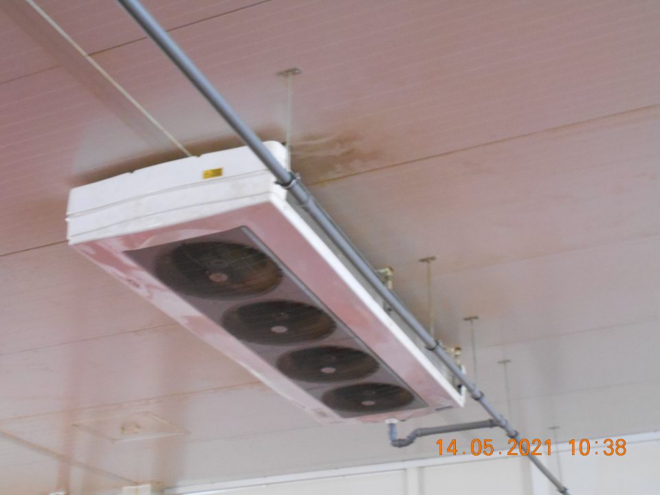 	Znečistené klimatizačné jednotky vo vstupnej časti a v sklade mäsových výrobkov.