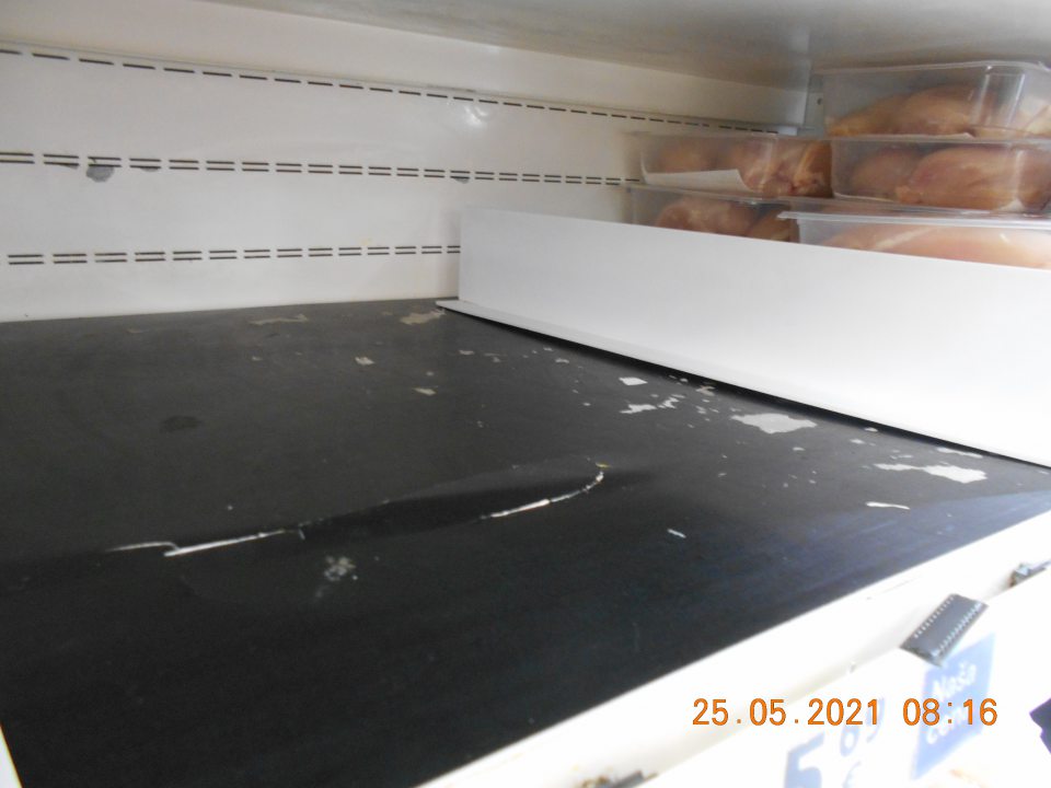 poškodený povrch podložky regálu s uchovávaným chladeným hydinovým mäsom