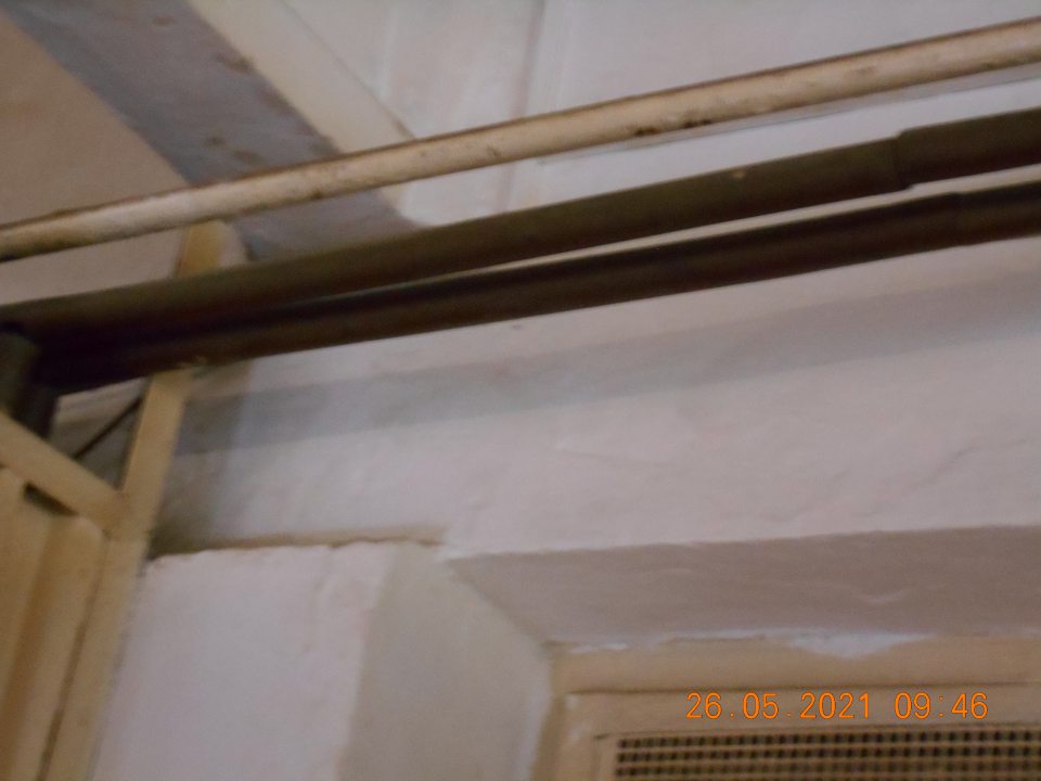 Znečistené potrubie prachom (vodovodné a plynové) v hornej časti, po obvode vo výrobe.