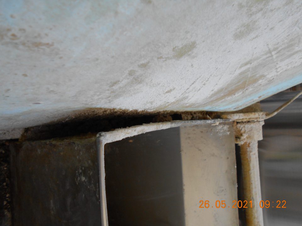  Silne znečistený priestor (staré cesto) medzi násypníkom cesta a ovládačom preklápača na dieže (v dôsledku zlého prístupu do uvedeného medzipriestoru.