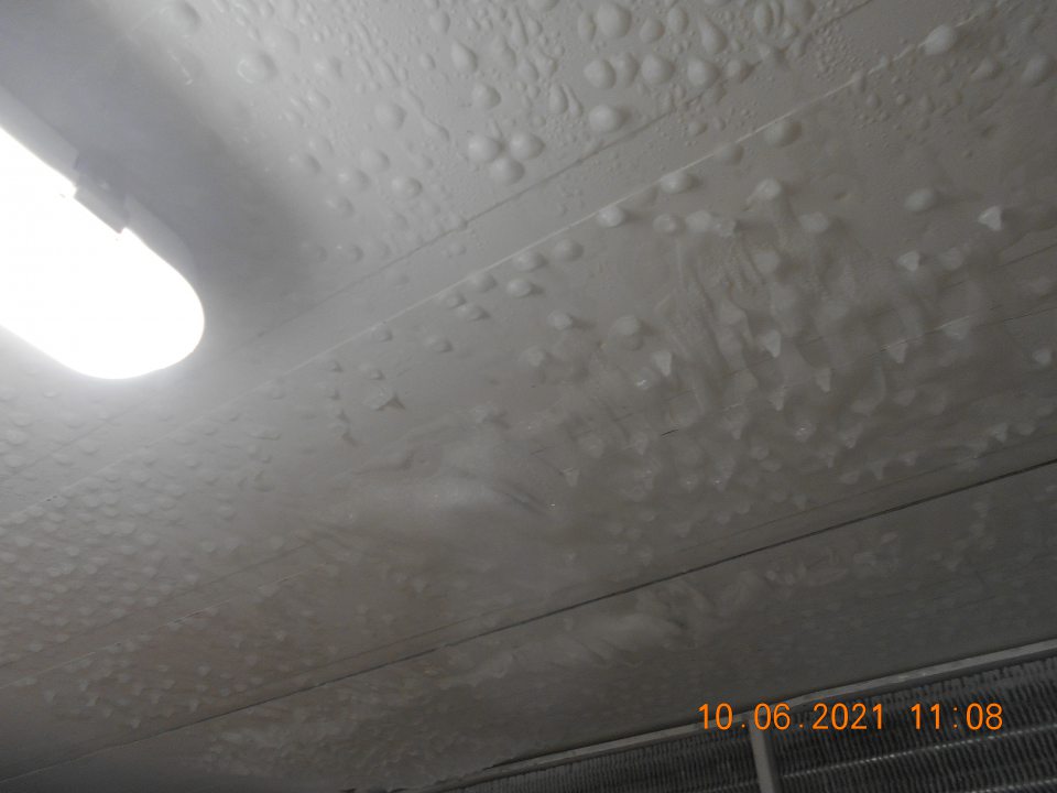 Zistený výskyt zamrznutého kondenzu na strope v mraziarenskom zariadení s uchovávanými pekárskymi polotovarmi v zázemí predajne.