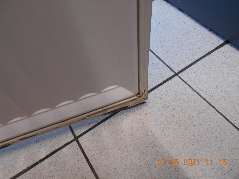 Zistené poškodené tesnenie chladiarenského zariadenia s uloženými mäsovýmií výrobkami za lahôdkárskym pultom.