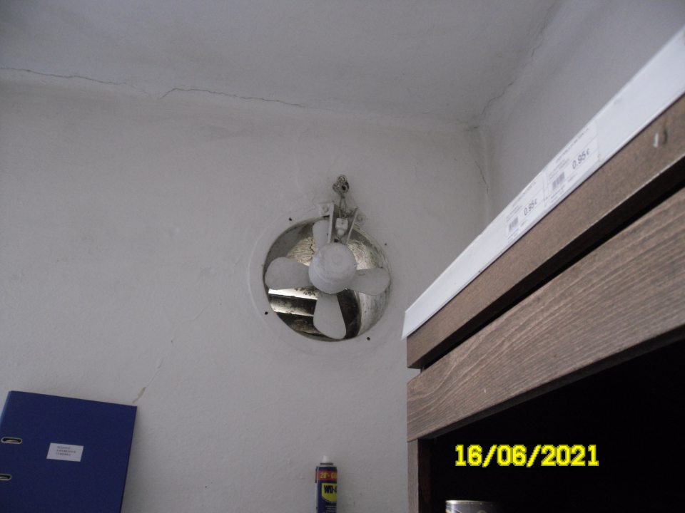 Ventilátor na stene nebol zabezpečený proti vnikaniu živých škodcov.