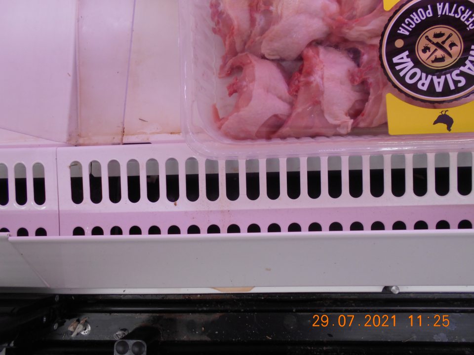 Znečistené chladiarenské zariadenie s uchovávaným čerstzvým mäsom - vztečený obsah z chladených kurčiat, na viacerých miestach. 2.) Výskyt silnej vrstvy námrazy v mraziiarenskom zariadení s uchovávanými mrazenými krémami. 3.) Chýbajúci ochranný kryt na regáli s uchovávaným nebaleným pečivom.