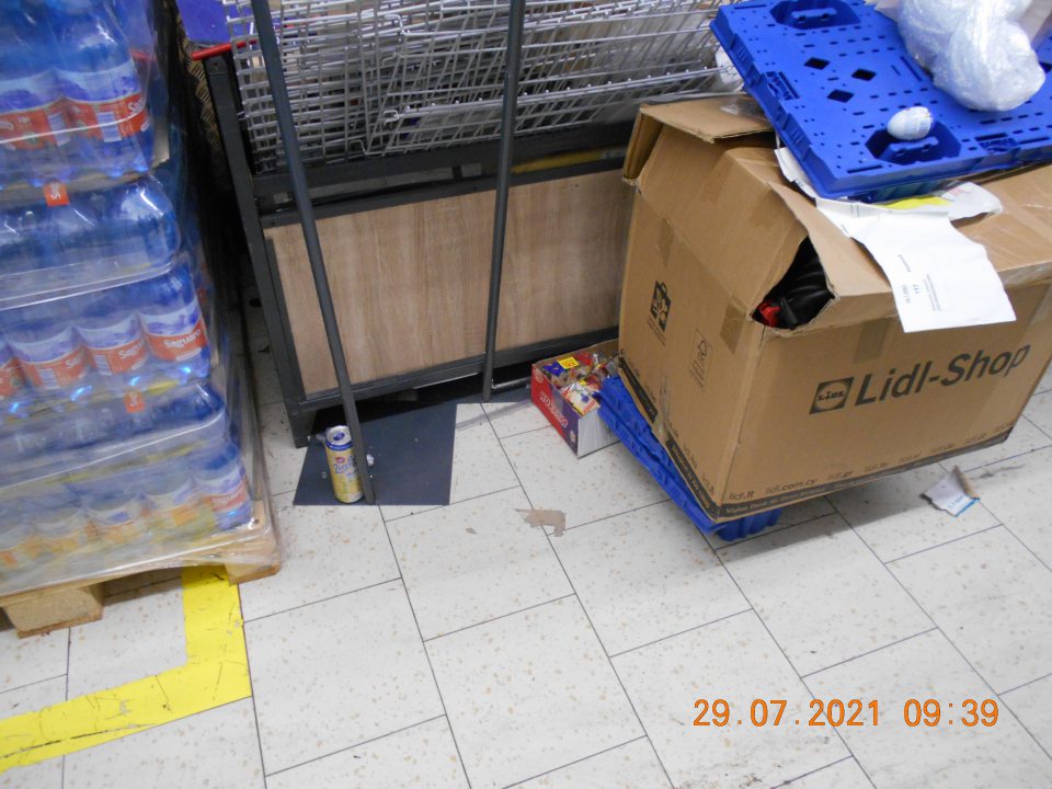 ) Chýbajúci ochranný kryt na regáli s uchovávaným nebaleným pečivom.