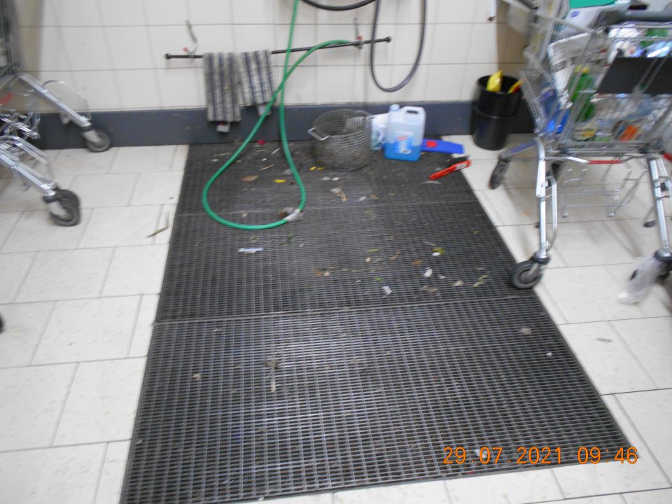 V časti umývania prístrojov a zariadení zistený znečistený kovový rošt a porozhadzované mechanické čistiace pomôcky.
