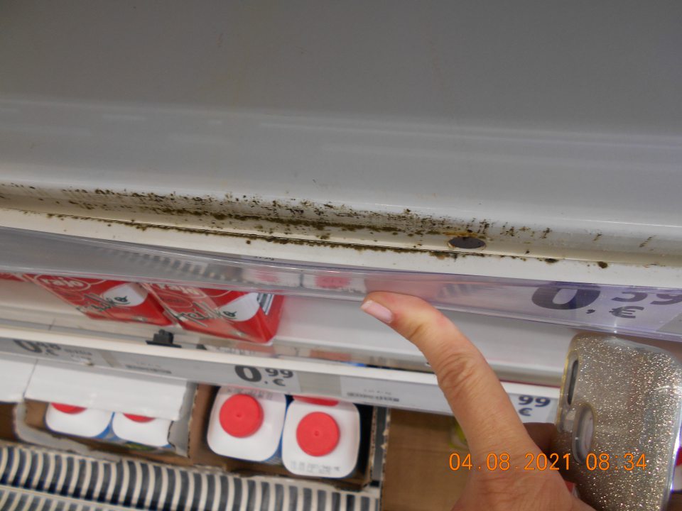 Silne znečistené zasúvacie dvierka mraziarenského zariadenia s uchovávanými mrazenými krémami s uchovávanými mrazenými krémami.