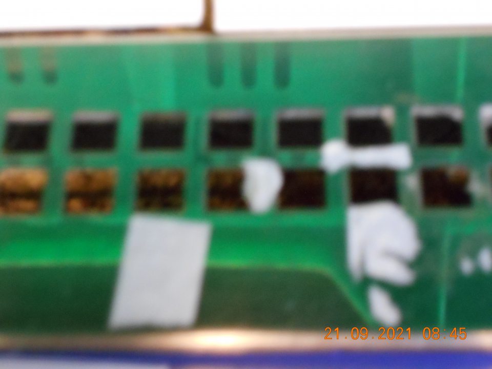 Znečistený priestor pod mriežkou chladiarenskej vitríny s uchovávanou čerstvou zeleninou a ovocím.