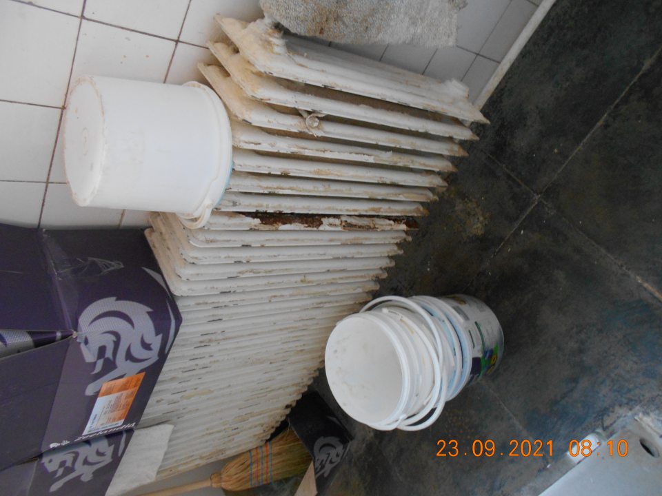 Znečistený, skorodovaný povrch radiátora v oddelení miešarne.